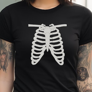Skeleton Ribcage Halloween T-shirt, Spooky Skeleton Bones Graphic Tee for Halloween Party, Fun and Creepy Costume T-shirt, Halloween Outfit