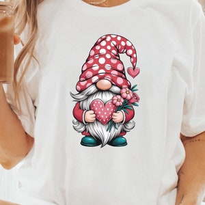 Camiseta de gnomo, regalo para amantes del jardín, camiseta con sombrero de corazón, camiseta con ramo de flores, camiseta unisex de manga corta, estilo de dibujos animados caprichoso
