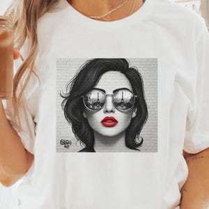 Maglietta unisex Paris You - Elegante donna della street art con labbra rosse e Torre Eiffel, maglietta alla moda francese con graffiti, top con paesaggio urbano