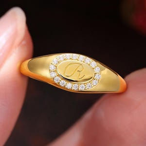 Bague chevalière personnalisée avec initiale, bague monogramme halo moissanite en or, cadeau personnalisé pour elle