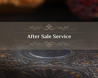 Può includere: Immagine con il testo "After Sale Service" su uno sfondo scuro e ornato. Lo sfondo sfocato presenta sfumature di marrone e rosso, suggerendo un tema vintage o antico.