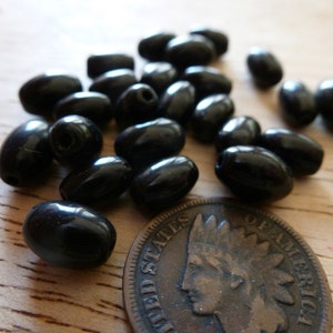 40 Vintage 8 x 5mm Opaque Little Oval Black Beads C36