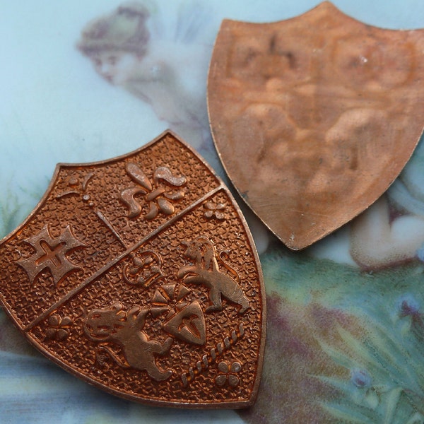 Vintage Coat of Arms, 1950s Renaissance Style Heraldic Shield, Die Cast Copper Tone Brass Ren Faire Jewelry Finding, 32x25mm, 1 pc. (C22)