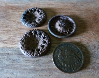 2 boutons vintage filigranes, années 1940-50, estampage rond 4 trous, laiton brut non plaqué, 19,6 mm de diamètre, 2 pièces C52