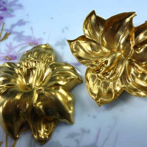 Vintage Flower Stamping, 1970s Large Unplated Dapped Brass Lily Jewelry Finding or Embellishment, 48mm, 1 piece (C16)