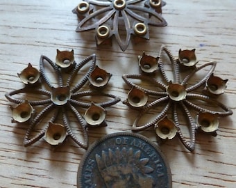 Vintage Brass Flower, 1940s Round Floral Pendant w/Settings, Focal or Brooch Jewelry Finding, 7 Rhinestone Settings, 26.5mm, 2 pcs. (C40)