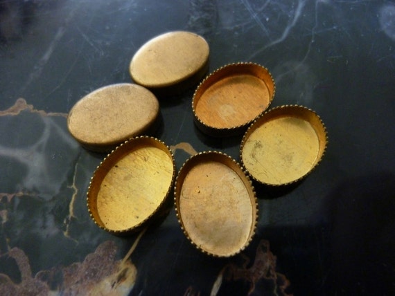 Vintage Brass Settings, 1950s Oval Serrated Sawtooth Stone or Cabochon Bezel Trays, Unplated Jewelry Findings, 14 x 11mm, 6 pcs. (C19)