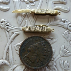 2 Old Brass Pocket Knife Knives CHARMS Movable, approx 20.3 long x 4.5mm (closed), G53