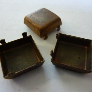 Vintage Brass Settings, 1950s Square Closed Back, 4 Claw Foot Prongs, Unplated Jewelry Findings, 12x12mm (approx. .5"), 2 pcs. (C19)