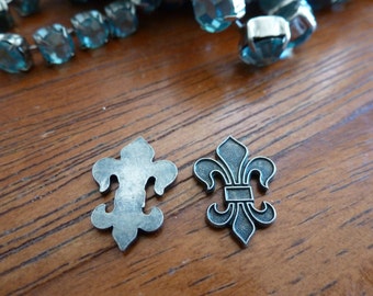 Vintage Brass Findings, 1950s Small Die Cast Fleur di Lis Jewelry Findings or Embellishments, Antiqued Silver Finish, 18x12mm, 2 pcs. (C2)