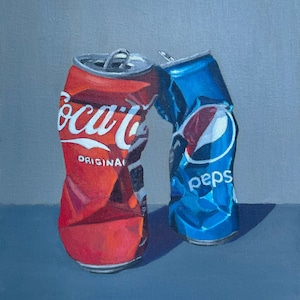 Könnte beinhalten: Zwei zerdrückte Aluminium-Getränkedosen, eine rote mit dem Text "Coca-Cola Original" und die andere blaue mit dem Text "Pepsi".