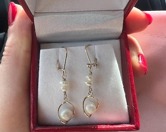 Pendientes colgantes de oro macizo de 14 quilates con forma de lágrima y perlas de agua dulce auténticas.