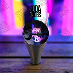 Könnte beinhalten: Rustikales Holzschild mit dem Text "Welcome to our home" in weißer Schrift. Das Schild hat eine Used-Optik und ein schlichtes, einladendes Design, perfekt für eine Veranda oder einen Eingangsbereich.