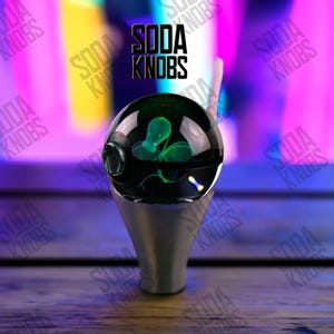 Peut inclure: Panneau en bois rustique avec l'inscription "Welcome to our home" en lettres blanches. Le panneau présente une finition vieillie et un design simple et accueillant.