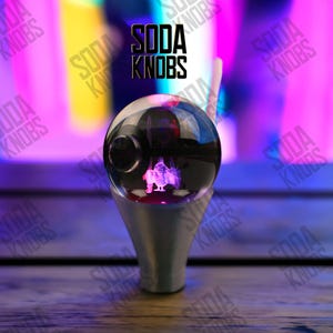 Peut inclure: Ensemble de trois mugs en céramique avec une finition mate et mouchetée. Chaque mug présente une couleur différente : bleu clair, crème et gris. Les mugs ont un design simple et moderne avec une forme arrondie et une anse confortable.