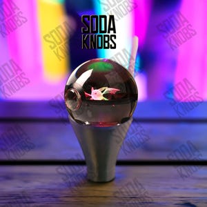 Peut inclure: Une tasse en céramique blanche avec une anse noire et le texte "But First, Coffee" en noir, dans une police manuscrite. La tasse est posée sur une surface blanche.