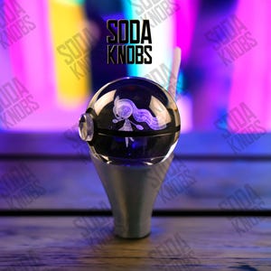 Meloetta - Pommeau de levier de vitesse en cristal pour Pokeball - Votre moteur, votre design ! Cristal Pokémon, Pommeau de levier de vitesse Pokemon, Pommeau de levier de vitesse personnalisé, cadeau de Noël