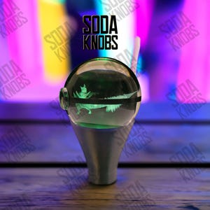 Könnte beinhalten: Handgemachtes Holzschild mit dem Text "Welcome" in verspielter Schrift. Das Schild hat einen verwitterten weißen Hintergrund und einen dunkelbraunen Rand, ideal für eine Eingangstür. Misst ca. 30 cm in der Breite.