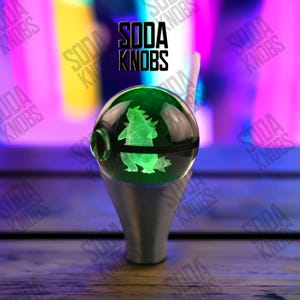 Könnte beinhalten: Ein Set aus drei Keramikbechern mit gesprenkelter, matter Oberfläche. Jeder Becher hat eine andere Farbe: hellblau, cremefarben und grau. Die Becher haben ein schlichtes, modernes Design mit runder Form und Henkel.