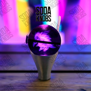 Könnte beinhalten: Eine weiße Keramik-Tasse mit schwarzem Henkel und dem Text "But First, Coffee" in handschriftlichem Stil. Die Tasse steht auf einer weißen Oberfläche. Die Tasse ist etwa 10 cm hoch.