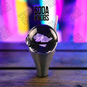 Könnte beinhalten: Eine weiße Keramik-Tasse mit schwarzem Henkel und dem Text "But First, Coffee" in handschriftlichem Stil. Die Tasse steht auf einer weißen Oberfläche. Die Tasse ist 10 cm hoch.