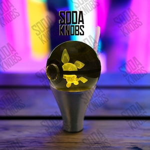 Peut inclure: Un ensemble de trois bocaux en céramique avec couvercles. Les bocaux sont blancs avec un motif floral bleu. Le plus grand mesure 20 cm de haut, le moyen 18 cm et le plus petit 15 cm.