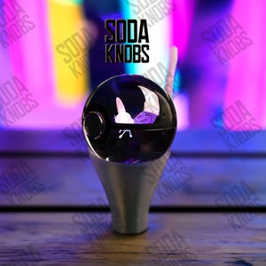 Peut inclure: Une planche à découper en bois faite à la main avec une finition naturelle. La planche est rectangulaire avec des coins arrondis et une rainure à jus. Dimensions : environ 45.7 cm de long, 30.5 cm de large et 2.5 cm d'épaisseur.