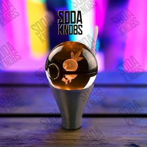 Op de afbeelding: Een rustiek houten bord met de tekst "Welcome to our home" in witte letters. Het bord heeft een verweerde afwerking en een eenvoudig, uitnodigend ontwerp, perfect voor de voordeur.