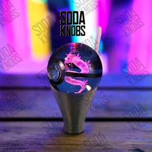 Pode incluir: Um conjunto de três canecas de cerâmica com acabamento fosco e salpicado. As canecas são em tons de creme, cinza claro e cinza escuro. Cada caneca tem um design simples e minimalista.