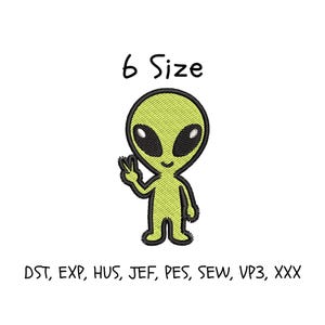 Puede incluir: Un diseño de bordado que presenta un personaje alienígena de color verde lima con grandes ojos negros haciendo una señal de paz. El texto 6 Size está impreso sobre el alienígena y el texto DST, EXP, HUS, JEF, PES, SEW, VP3, XXX debajo.