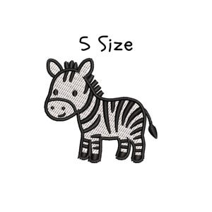 Op de afbeelding: Geborduurde zebra-patch met zwarte strepen en de tekst "S Size" in het zwart. De zebra is afgebeeld in een cartoonstijl, met een lachend gezicht en een witte achtergrond.