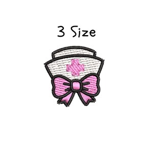 Op de afbeelding: Geborduurde strijkpatch van een witte verpleegstersmuts met een roze kruis en een roze strik. De tekst "3 Size" staat boven de patch.