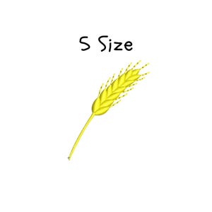 Op de afbeelding: Een gele geborduurde tarweaar met de tekst "S Size" in zwart, tegen een witte achtergrond. De tarweaar heeft een gedetailleerd, getextureerd uiterlijk, dat het borduurwerk benadrukt. De afbeelding is eenvoudig en strak.