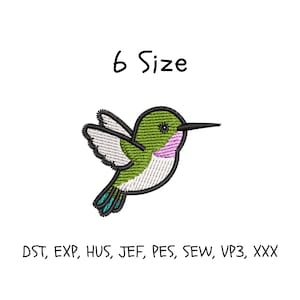 Puede incluir: Un diseño de colibrí bordado en verde, blanco, rosa y turquesa, con un contorno negro. El texto "6 Size" está encima del pájaro, y debajo están los formatos de archivo de bordado: DST, EXP, HUS, JEF, PES, SEW, VP3, XXX.
