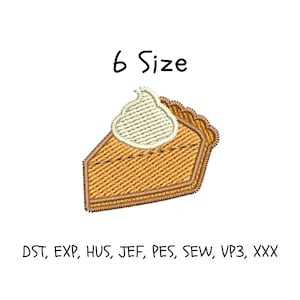 Puede incluir: Un parche bordado que representa una porción de tarta con un copo de crema batida. La tarta es de color marrón dorado con un borde de corteza. El texto "6 Size" está encima de la tarta. Debajo, el texto "DST, EXP, HUS, JEF, PES, SEW, VP3, XXX."