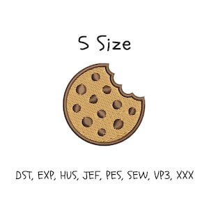 Op de afbeelding: Een geborduurd ontwerp van een chocolate chip cookie met een hap eruit. De koek is bruin met donkerbruine chocolade chips en een gestikte omtrek. De tekst "S Size" staat boven de koek. Daaronder staan bestandsformaat afkortingen.