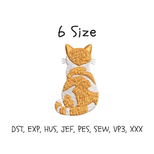 Puede incluir: Un diseño de bordado que muestra un gato naranja y blanco visto desde atrás. El texto 6 Size está colocado sobre el gato, y el texto DST, EXP, HUS, JEF, PES, SEW, VP3, XXX está colocado debajo del gato en una fuente negra simple.