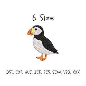 Könnte beinhalten: Ein Stickmuster eines Papageientauchers mit schwarzer, weißer und oranger Färbung. Der Text 6 Size befindet sich über dem Vogel und der Text DST, EXP, HUS, JEF, PES, SEW, VP3, XXX befindet sich unter dem Vogel auf weißem Hintergrund.