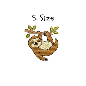 Puede incluir: Parche bordado con un perezoso sonriente colgado de una rama marrón con hojas verdes. El texto "S Size" está encima del perezoso en letras negras. El perezoso es marrón con una barriga color crema.