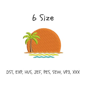 Può includere: Un ricamo raffigurante un tramonto con una palma e onde oceaniche. Il testo "6 Size" è sopra il disegno. Sotto il disegno ci sono i tipi di file: DST, EXP, HUS, JEF, PES, SEW, VP3, XXX.