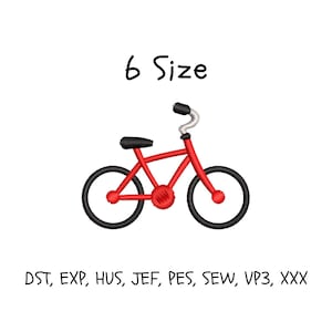 Op de afbeelding: Een rood fietsborduurontwerp met zwarte banden en zadel. De tekst "6 Size" staat boven de fiets. Onder de fiets staan de letters "DST, EXP, HUS, JEF, PES, SEW, VP3, XXX".