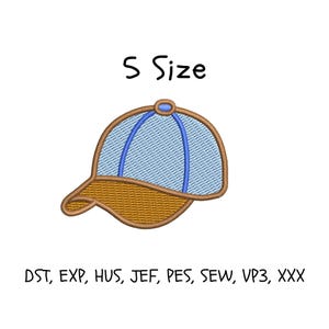 以下が含まれることがあります： 青と金色の刺繍入り野球帽のデザインで、上に「S Size」の文字があります。 デザインには、ファイルタイプが含まれています: DST、EXP、HUS、JEF、PES、SEW、VP3、XXX.