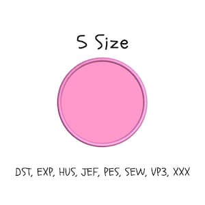 Puede incluir: Un círculo rosa con un borde cosido, con el texto "S Size" en negro. Debajo del círculo, las abreviaturas "DST, EXP, HUS, JEF, PES, SEW, VP3, XXX". El diseño está sobre un fondo blanco.