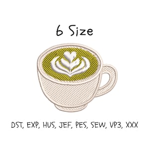 Puede incluir: Un diseño de bordado de una taza de café con líquido verde oliva y arte latte blanco en forma de corazón. El texto 6 Size está sobre la taza, y el texto DST, EXP, HUS, JEF, PES, SEW, VP3, XXX está debajo de la taza sobre un fondo blanco.