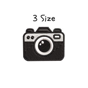 Op de afbeelding: Zwarte en witte geborduurde camera patch met de tekst "3 Size".