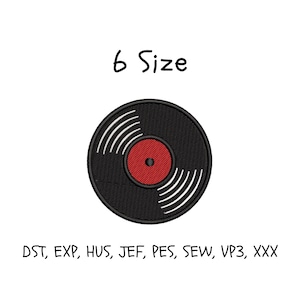 Op de afbeelding: Geborduurde zwarte vinylplaat met een rode kern en witte groeven. De tekst "6 Size" staat boven de plaat. Onder de plaat staan de letters "DST, EXP, HUS, JEF, PES, SEW, VP3, XXX".