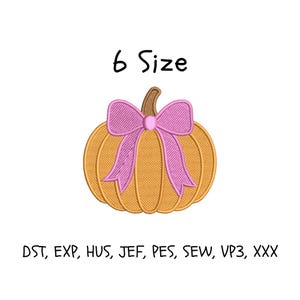 Peut inclure: Un motif de broderie représentant une citrouille orange avec une tige brune et un nœud rose clair. Le texte 6 Size est centré au-dessus de la citrouille, et le texte DST, EXP, HUS, JEF, PES, SEW, VP3, XXX est centré en dessous sur fond blanc.