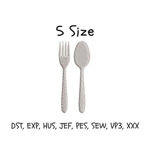 Peut inclure: Une broderie d'une fourchette et d'une cuillère, avec le texte "S Size" au-dessus. En dessous des ustensiles se trouvent les types de fichiers : DST, EXP, HUS, JEF, PES, SEW, VP3, XXX. Les ustensiles sont gris clair.
