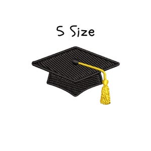 Op de afbeelding: Geborduurde zwarte afstudeerhoed met een gele kwast op een witte achtergrond. De tekst "S Size" staat in zwarte cursieve letters boven de hoed. De hoed heeft een vierkante vorm met een getextureerd uiterlijk.