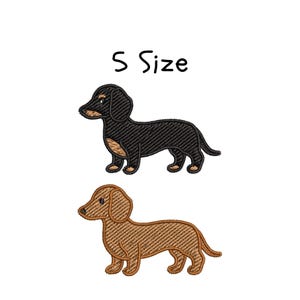 Puede incluir: Dos diseños bordados de perros salchicha, uno negro y canela, el otro marrón. El texto "S Size" está encima de los perros. Los perros están de perfil, con puntadas detalladas.